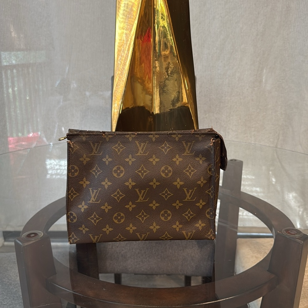 Authentic Louis Vuitton pochette 26 monogram vintage